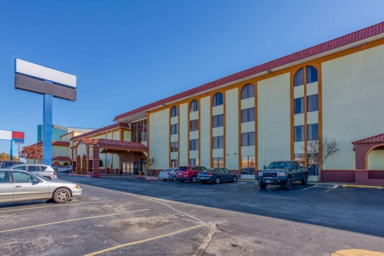 Oyo Hotel Tulsa I-44 Midtown Exterior photo