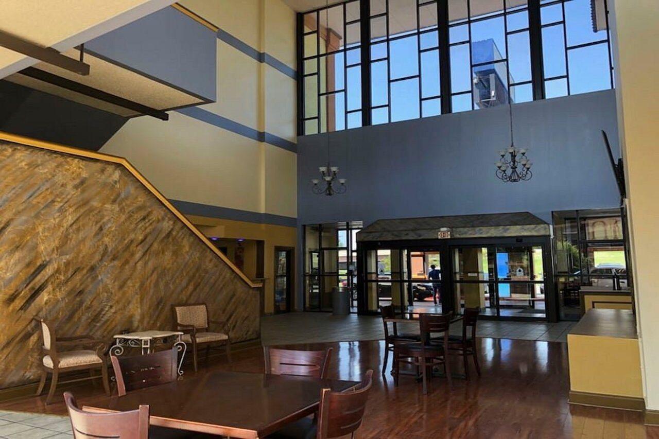 Oyo Hotel Tulsa I-44 Midtown Exterior photo