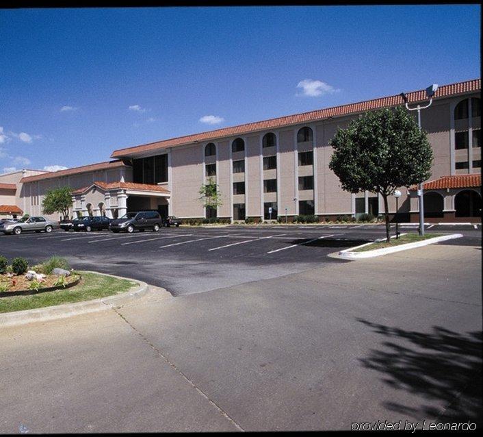 Oyo Hotel Tulsa I-44 Midtown Exterior photo