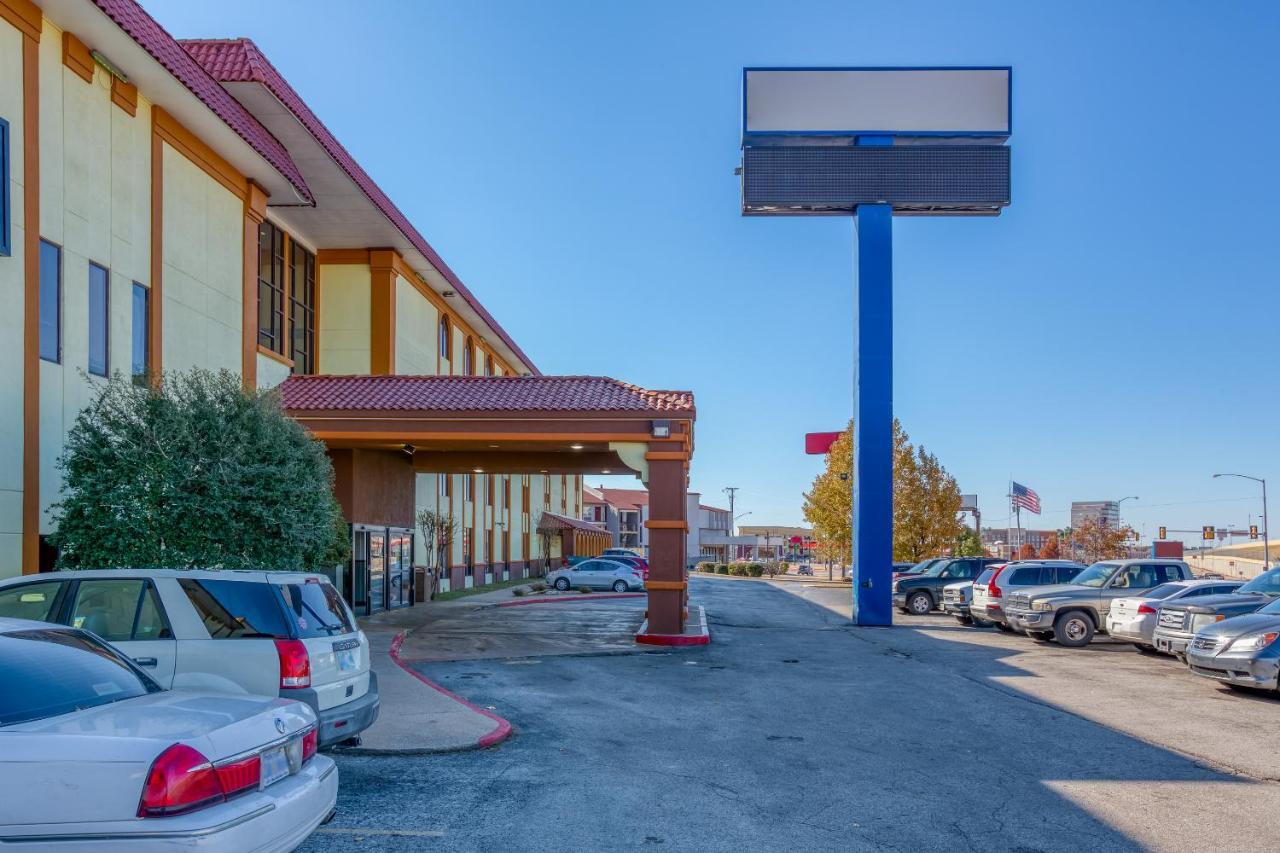 Oyo Hotel Tulsa I-44 Midtown Exterior photo